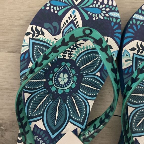 NWT- Vera Bradley- Blue Island Medallion Flip Flops- Size Small ( 5-6) - Picture 2 of 6